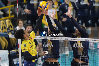 02/11/2024 - Block of Donovan Dzavoronok of Rana Verona during the match between Rana Verona and Valsa Group Modena, regular season of the SuperLega Italian Volleyball Championship 2024/2025, at Pala AGSM-AIM in Verona, Italy on November 2, 2024. - RANA VERONA VS VALSA GROUP MODENA - SUPERLEGA SERIE A - VOLLEY