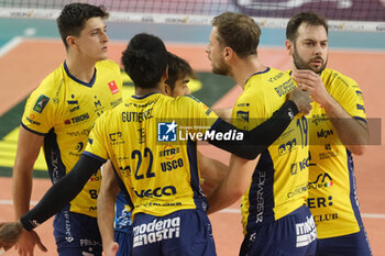 02/11/2024 - Valsa Group Modena team celebrates after scores a point during the match between Rana Verona and Valsa Group Modena, regular season of the SuperLega Italian Volleyball Championship 2024/2025, at Pala AGSM-AIM in Verona, Italy on November 2, 2024. - RANA VERONA VS VALSA GROUP MODENA - SUPERLEGA SERIE A - VOLLEY