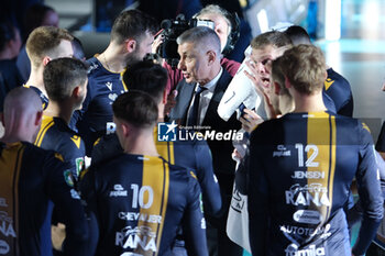 02/11/2024 - Radostin Stoytchev head coach of Rana Verona during an time-out of the match between Rana Verona and Valsa Group Modena, regular season of the SuperLega Italian Volleyball Championship 2024/2025, at Pala AGSM-AIM in Verona, Italy on November 2, 2024. - RANA VERONA VS VALSA GROUP MODENA - SUPERLEGA SERIE A - VOLLEY