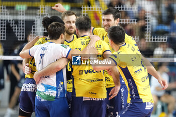 02/11/2024 - Valsa Group Modena team celebrates after scores a point during the match between Rana Verona and Valsa Group Modena, regular season of the SuperLega Italian Volleyball Championship 2024/2025, at Pala AGSM-AIM in Verona, Italy on November 2, 2024. - RANA VERONA VS VALSA GROUP MODENA - SUPERLEGA SERIE A - VOLLEY