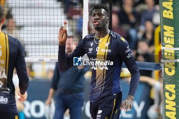 02/11/2024 - Exultation of Noumory Keita of Rana Verona during the match between Rana Verona and Valsa Group Modena, regular season of the SuperLega Italian Volleyball Championship 2024/2025, at Pala AGSM-AIM in Verona, Italy on November 2, 2024. - RANA VERONA VS VALSA GROUP MODENA - SUPERLEGA SERIE A - VOLLEY