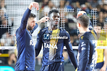 02/11/2024 - Rana Verona team celebrates after scores a point during the match between Rana Verona and Valsa Group Modena, regular season of the SuperLega Italian Volleyball Championship 2024/2025, at Pala AGSM-AIM in Verona, Italy on November 2, 2024. - RANA VERONA VS VALSA GROUP MODENA - SUPERLEGA SERIE A - VOLLEY