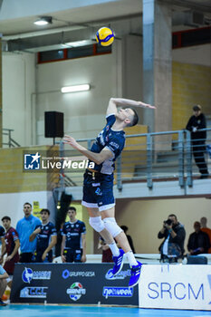 03/11/2024 - Mazzone Daniele serve (Cisterna Volley) - CISTERNA VOLLEY VS SONEPAR PADOVA - SUPERLEGA SERIE A - VOLLEY