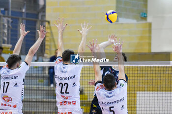 03/11/2024 - Porro, Crosato, Falaschi block (Sonepar Padova) - CISTERNA VOLLEY VS SONEPAR PADOVA - SUPERLEGA SERIE A - VOLLEY