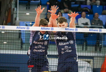 09/11/2024 - MONSTER BLOCK DAVIDE GARDINI AND JORDAN SCHNITZER (POWERVOLLEY MILANO) - ALLIANZ MILANO VS YUASA BATTERY GROTTAZZOLINA - SUPERLEGA SERIE A - VOLLEY