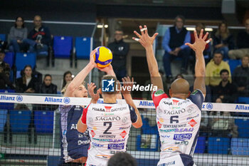 09/11/2024 - FERRE REGGERS (POWERVOLLEY MILANO) AND MONSTER BLOCK OLEG ANTONOV AND DANNY DEMYANENKO (YUASA BATTERY GROTTAZZOLINA) - ALLIANZ MILANO VS YUASA BATTERY GROTTAZZOLINA - SUPERLEGA SERIE A - VOLLEY