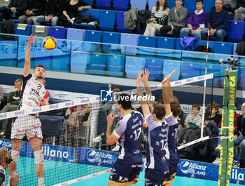 09/11/2024 - GEORGI TATAROV (YUASA BATTERY GROTTAZZOLINA) AND MONSTER BLOCK PAOLO PORRO, YACINE LOUATI AND JORDAN SCHNITZER (POWERVOLLEY MILANO) - ALLIANZ MILANO VS YUASA BATTERY GROTTAZZOLINA - SUPERLEGA SERIE A - VOLLEY