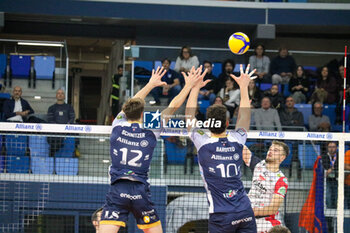 09/11/2024 - MONSTER BLOCK JORDAN SCHNITZER AND TOMMASO BAROTTO (POWERVOLLEY MILANO) AND GEORGI TATAROV (YUASA BATTERY GROTTAZZOLINA) - ALLIANZ MILANO VS YUASA BATTERY GROTTAZZOLINA - SUPERLEGA SERIE A - VOLLEY