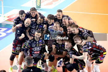 10/11/2024 - Sir Perugia team photo after the victory. - GIOIELLA PRISMA TARANTO VS SIR SUSA VIM PERUGIA - SUPERLEGA SERIE A - VOLLEY