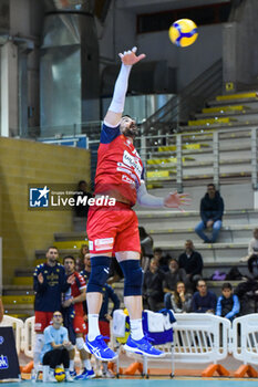 16/11/2024 - Lanza Filippo serve (Gioiella Prisma Taranto) - CISTERNA VOLLEY VS GIOIELLA PRISMA TARANTO - SUPERLEGA SERIE A - VOLLEY