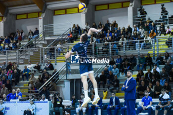 16/11/2024 - Ramon Jordi serve (Cisterna Volley) - CISTERNA VOLLEY VS GIOIELLA PRISMA TARANTO - SUPERLEGA SERIE A - VOLLEY