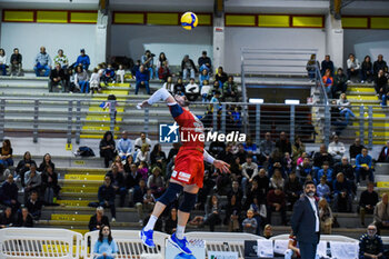 16/11/2024 - Lanza Filippo serve (Gioiella Prisma Taranto) - CISTERNA VOLLEY VS GIOIELLA PRISMA TARANTO - SUPERLEGA SERIE A - VOLLEY