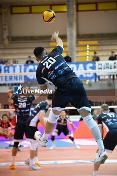 16/11/2024 - Bayram Efe serve (Cisterna Volley) - CISTERNA VOLLEY VS GIOIELLA PRISMA TARANTO - SUPERLEGA SERIE A - VOLLEY