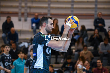 16/11/2024 - Ramon Jordi serve (Cisterna Volley) - CISTERNA VOLLEY VS GIOIELLA PRISMA TARANTO - SUPERLEGA SERIE A - VOLLEY