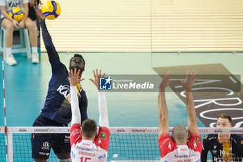 2024-11-24 - Spike of Noumory Keita of Rana Verona during the match between Rana Verona and Gas Sales Bluenergy Piacenza, regular season of the SuperLega Italian Volleyball Championship 2024/2025, at Pala AGSM-AIM in Verona, Italy on November 24, 2024. - RANA VERONA VS GAS SALES BLUENERGY PIACENZA - SUPERLEAGUE SERIE A - VOLLEYBALL