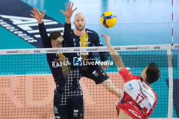 2024-11-24 - Block of Rok Mozic of Rana Verona during the match between Rana Verona and Gas Sales Bluenergy Piacenza, regular season of the SuperLega Italian Volleyball Championship 2024/2025, at Pala AGSM-AIM in Verona, Italy on November 24, 2024. - RANA VERONA VS GAS SALES BLUENERGY PIACENZA - SUPERLEAGUE SERIE A - VOLLEYBALL