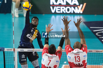 2024-11-24 - Spike of Noumory Keita of Rana Verona during the match between Rana Verona and Gas Sales Bluenergy Piacenza, regular season of the SuperLega Italian Volleyball Championship 2024/2025, at Pala AGSM-AIM in Verona, Italy on November 24, 2024. - RANA VERONA VS GAS SALES BLUENERGY PIACENZA - SUPERLEAGUE SERIE A - VOLLEYBALL