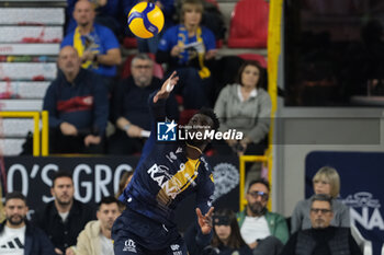 2024-11-24 - Noumory Keita of Rana Verona at serve during the match between Rana Verona and Gas Sales Bluenergy Piacenza, regular season of the SuperLega Italian Volleyball Championship 2024/2025, at Pala AGSM-AIM in Verona, Italy on November 24, 2024. - RANA VERONA VS GAS SALES BLUENERGY PIACENZA - SUPERLEAGUE SERIE A - VOLLEYBALL