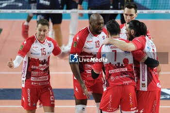 2024-11-24 - Gas Sales Bluenergy Piacenza Team celebrates after scores a point during the match between Rana Verona and Gas Sales Bluenergy Piacenza, regular season of the SuperLega Italian Volleyball Championship 2024/2025, at Pala AGSM-AIM in Verona, Italy on November 24, 2024. - RANA VERONA VS GAS SALES BLUENERGY PIACENZA - SUPERLEAGUE SERIE A - VOLLEYBALL