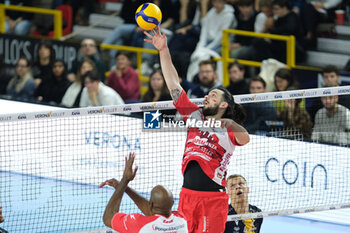 2024-11-24 - Set of Antoine Brizard of Gas Sales Bluenergy Piacenza Team during the match between Rana Verona and Gas Sales Bluenergy Piacenza, regular season of the SuperLega Italian Volleyball Championship 2024/2025, at Pala AGSM-AIM in Verona, Italy on November 24, 2024. - RANA VERONA VS GAS SALES BLUENERGY PIACENZA - SUPERLEAGUE SERIE A - VOLLEYBALL