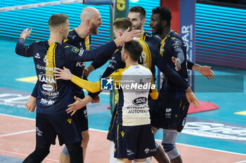 2024-11-24 - Rana Verona team celebrates after scores a point during the match between Rana Verona and Gas Sales Bluenergy Piacenza, regular season of the SuperLega Italian Volleyball Championship 2024/2025, at Pala AGSM-AIM in Verona, Italy on November 24, 2024. - RANA VERONA VS GAS SALES BLUENERGY PIACENZA - SUPERLEAGUE SERIE A - VOLLEYBALL