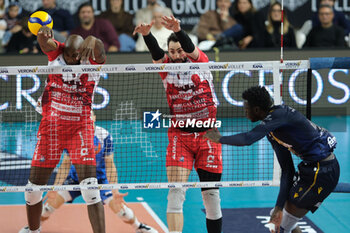 2024-11-24 - Block of Stephen Maar of Gas Sales Bluenergy Piacenza during the match between Rana Verona and Gas Sales Bluenergy Piacenza, regular season of the SuperLega Italian Volleyball Championship 2024/2025, at Pala AGSM-AIM in Verona, Italy on November 24, 2024. - RANA VERONA VS GAS SALES BLUENERGY PIACENZA - SUPERLEAGUE SERIE A - VOLLEYBALL