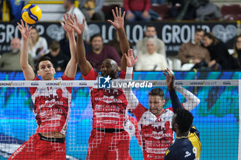 2024-11-24 - Block of Yuri Romano of Gas Sales Bluenergy Piacenza Team during the match between Rana Verona and Gas Sales Bluenergy Piacenza, regular season of the SuperLega Italian Volleyball Championship 2024/2025, at Pala AGSM-AIM in Verona, Italy on November 24, 2024. - RANA VERONA VS GAS SALES BLUENERGY PIACENZA - SUPERLEAGUE SERIE A - VOLLEYBALL