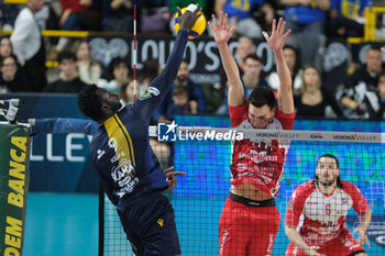 2024-11-24 - Block of Yuri Romano of Gas Sales Bluenergy Piacenza Team during the match between Rana Verona and Gas Sales Bluenergy Piacenza, regular season of the SuperLega Italian Volleyball Championship 2024/2025, at Pala AGSM-AIM in Verona, Italy on November 24, 2024. - RANA VERONA VS GAS SALES BLUENERGY PIACENZA - SUPERLEAGUE SERIE A - VOLLEYBALL