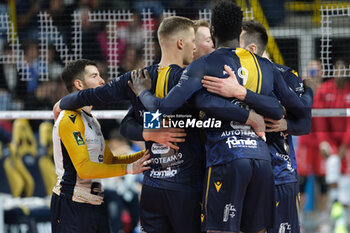 2024-11-24 - Rana Verona team celebrates after scores a point during the match between Rana Verona and Gas Sales Bluenergy Piacenza, regular season of the SuperLega Italian Volleyball Championship 2024/2025, at Pala AGSM-AIM in Verona, Italy on November 24, 2024. - RANA VERONA VS GAS SALES BLUENERGY PIACENZA - SUPERLEAGUE SERIE A - VOLLEYBALL