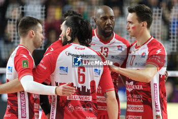 2024-11-24 - Gas Sales Bluenergy Piacenza Team celebrates after scores a point during the match between Rana Verona and Gas Sales Bluenergy Piacenza, regular season of the SuperLega Italian Volleyball Championship 2024/2025, at Pala AGSM-AIM in Verona, Italy on November 24, 2024. - RANA VERONA VS GAS SALES BLUENERGY PIACENZA - SUPERLEAGUE SERIE A - VOLLEYBALL