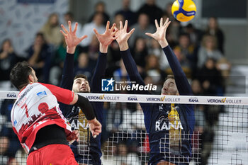 2024-11-24 - Block of Lorenzo Cortesia of Rana Verona during the match between Rana Verona and Gas Sales Bluenergy Piacenza, regular season of the SuperLega Italian Volleyball Championship 2024/2025, at Pala AGSM-AIM in Verona, Italy on November 24, 2024. - RANA VERONA VS GAS SALES BLUENERGY PIACENZA - SUPERLEAGUE SERIE A - VOLLEYBALL