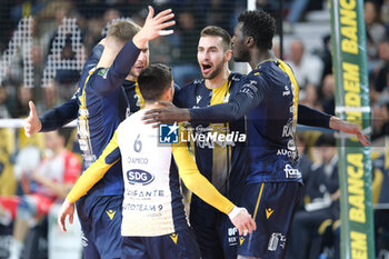 2024-11-24 - Rana Verona team celebrates after scores a point during the match between Rana Verona and Gas Sales Bluenergy Piacenza, regular season of the SuperLega Italian Volleyball Championship 2024/2025, at Pala AGSM-AIM in Verona, Italy on November 24, 2024. - RANA VERONA VS GAS SALES BLUENERGY PIACENZA - SUPERLEAGUE SERIE A - VOLLEYBALL