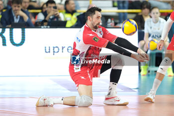 2024-11-24 - Bump of Stephen Maar of Gas Sales Bluenergy Piacenza during the match between Rana Verona and Gas Sales Bluenergy Piacenza, regular season of the SuperLega Italian Volleyball Championship 2024/2025, at Pala AGSM-AIM in Verona, Italy on November 24, 2024. - RANA VERONA VS GAS SALES BLUENERGY PIACENZA - SUPERLEAGUE SERIE A - VOLLEYBALL