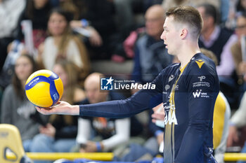 2024-11-24 - Rok Mozic of Rana Verona at serve during the match between Rana Verona and Gas Sales Bluenergy Piacenza, regular season of the SuperLega Italian Volleyball Championship 2024/2025, at Pala AGSM-AIM in Verona, Italy on November 24, 2024. - RANA VERONA VS GAS SALES BLUENERGY PIACENZA - SUPERLEAGUE SERIE A - VOLLEYBALL