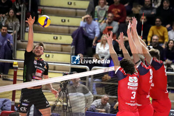 2024-11-24 - Loeppki Eric Lube Civitanova in attack. - GIOIELLA PRISMA TARANTO VS CUCINE LUBE CIVITANOVA - SUPERLEAGUE SERIE A - VOLLEYBALL