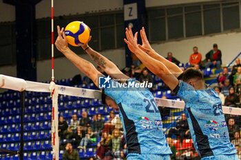 2024-11-23 - Defense Bayram Efe -Nedeljkovic Aleksandar (Cisterna Volley) - YUASA BATTERY GROTTAZZOLINA VS CISTERNA VOLLEY - SUPERLEAGUE SERIE A - VOLLEYBALL