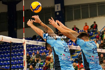 2024-11-23 - Defense Bayram Efe -Nedeljkovic Aleksandar (Cisterna Volley) - YUASA BATTERY GROTTAZZOLINA VS CISTERNA VOLLEY - SUPERLEAGUE SERIE A - VOLLEYBALL