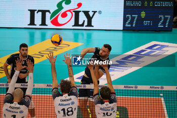 07/11/2024 - MONSTER BLOCK PAOLO PORRO, EDOARDO CANESCHI AND MATEY KAZIYSKI (POWERVOLLEY MILANO AND JORDI RAMON (CISTERNA VOLLEY) - ALLIANZ MILANO VS CISTERNA VOLLEY - SUPERLEGA SERIE A - VOLLEY