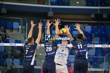 07/11/2024 - MONSTER BLOCK THEO FAURE, JORDI RAMON AND ALEKSANDAR NEDELJKOVIC (CISTERNA VOLLEY) AND FERRE REGGERS (POWERVOLLEY MILANO) - ALLIANZ MILANO VS CISTERNA VOLLEY - SUPERLEGA SERIE A - VOLLEY