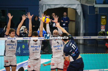 07/11/2024 - MONSTER BLOCK PAOLO PORRO, JACOPO LARIZZA AND MATEY KAZIYSKI (POWERVOLLEY MILANO) THEO FAURE (CISTERNA VOLLEY) - ALLIANZ MILANO VS CISTERNA VOLLEY - SUPERLEGA SERIE A - VOLLEY