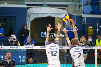 07/11/2024 - EFE BAYRAM (CISTERNA VOLLEY) AND MONSTER BLOCK FERRE REGGERS AND JORDAN SCHNITZER (POWERVOLLEY MILANO) - ALLIANZ MILANO VS CISTERNA VOLLEY - SUPERLEGA SERIE A - VOLLEY