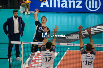 07/11/2024 - THEO FAURE (CISTERNA VOLLEY) AND MONSTER BLOCK EDOARDO CAQNESCHI AND YACINE LOUATI (POWERVOLLEY MILANO) - ALLIANZ MILANO VS CISTERNA VOLLEY - SUPERLEGA SERIE A - VOLLEY