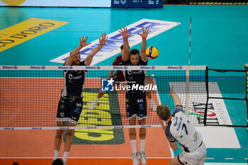 07/11/2024 - MONSTER BLOCK JORDI RAMON AND ENRICO DIAMANTINI (CISTERNA VOLLEY) AND FERRE REGGERS (POWERVOLLEY MILANO) - ALLIANZ MILANO VS CISTERNA VOLLEY - SUPERLEGA SERIE A - VOLLEY