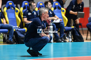 2024-01-10 - Marco Fenoglio coach of Chemik Police during CEV Volleball Cup match between Reale Mutua Fenera Chieri '76 vs Grupa Azoty Chemik Police Women on 10 January 2024 at the PalaGianni Asti, Torino - REALE MUTUA FENERA CHIERI'76 VS GRUPA AZOTY CHEMIK POLICE - CEV CUP WOMEN - VOLLEYBALL