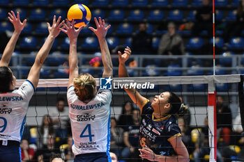 2024-01-10 - Avery Skinner of Chieri '76 in action during CEV Volleball Cup match between Reale Mutua Fenera Chieri '76 vs Grupa Azoty Chemik Police Women on 10 January 2024 at the PalaGianni Asti, Torino - REALE MUTUA FENERA CHIERI'76 VS GRUPA AZOTY CHEMIK POLICE - CEV CUP WOMEN - VOLLEYBALL