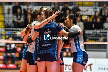 2024-01-10 - Grupa Azoty Chemik Police celebrates the point during CEV Volleball Cup match between Reale Mutua Fenera Chieri '76 vs Grupa Azoty Chemik Police Women on 10 January 2024 at the PalaGianni Asti, Torino - REALE MUTUA FENERA CHIERI'76 VS GRUPA AZOTY CHEMIK POLICE - CEV CUP WOMEN - VOLLEYBALL