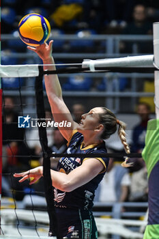 2024-01-10 - Madison Kingdon of Chieri '76 in action during CEV Volleball Cup match between Reale Mutua Fenera Chieri '76 vs Grupa Azoty Chemik Police Women on 10 January 2024 at the PalaGianni Asti, Torino - REALE MUTUA FENERA CHIERI'76 VS GRUPA AZOTY CHEMIK POLICE - CEV CUP WOMEN - VOLLEYBALL