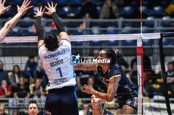 2024-01-10 - Avery Skinner of Chieri '76 in action during CEV Volleball Cup match between Reale Mutua Fenera Chieri '76 vs Grupa Azoty Chemik Police Women on 10 January 2024 at the PalaGianni Asti, Torino - REALE MUTUA FENERA CHIERI'76 VS GRUPA AZOTY CHEMIK POLICE - CEV CUP WOMEN - VOLLEYBALL