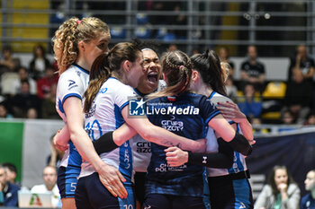 2024-01-10 - Grupa Azoty Chemik Police celebrates the point during CEV Volleball Cup match between Reale Mutua Fenera Chieri '76 vs Grupa Azoty Chemik Police Women on 10 January 2024 at the PalaGianni Asti, Torino - REALE MUTUA FENERA CHIERI'76 VS GRUPA AZOTY CHEMIK POLICE - CEV CUP WOMEN - VOLLEYBALL