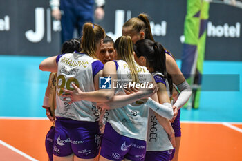 2024-02-07 - Volero Le Cannet celebrates scoring during CEV Volleyball Cup, quarter-final match between Reale Mutua Fenera Chieri '76 vs Volero Le Cannet on 7 february 2024 at the PalaGianni Asti, Torino - REALE MUTUA FENERA CHIERI'76 VS VOLERO LE CANNET - CEV CUP WOMEN - VOLLEYBALL